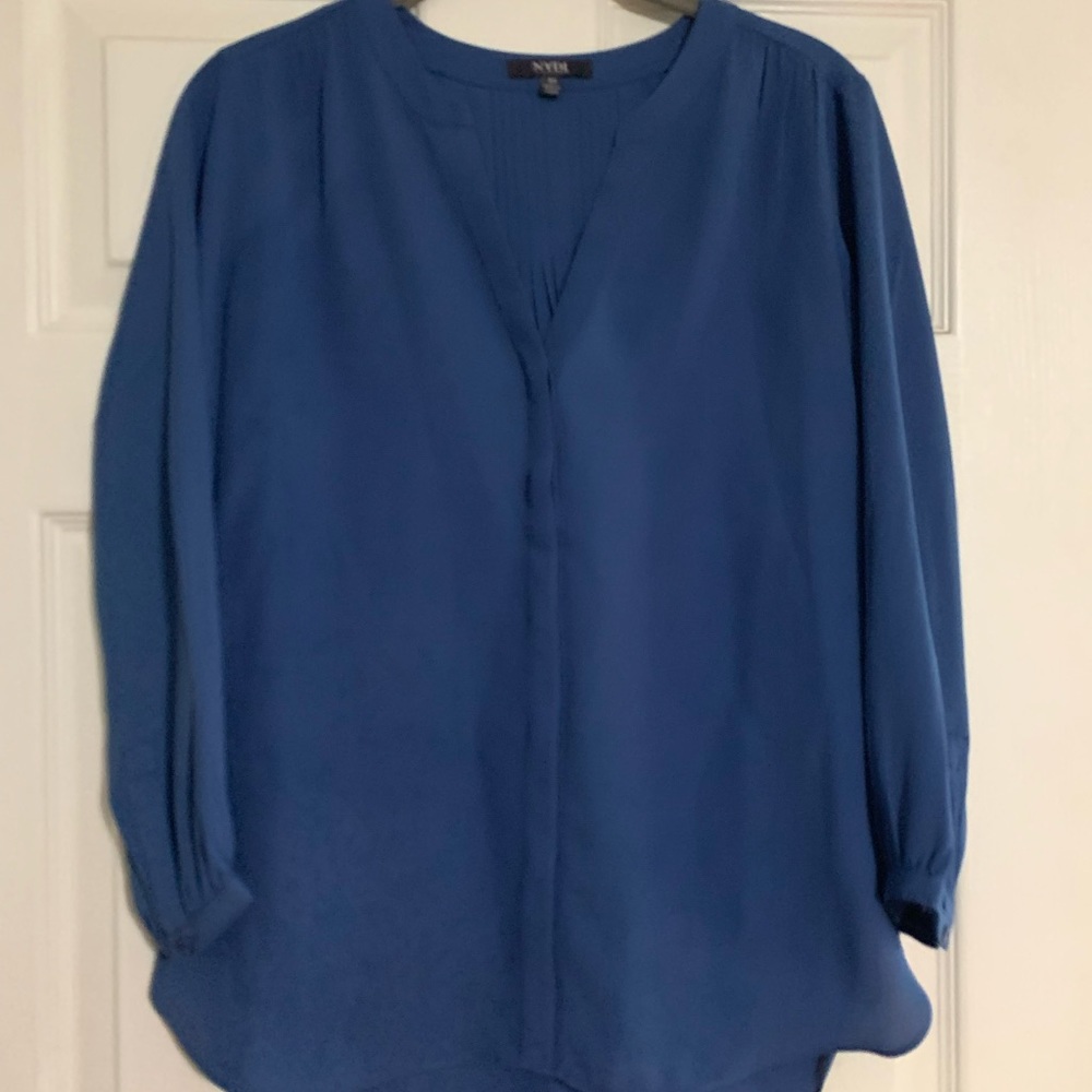 Beautiful blue color blouse with Vneck 3/4 sleeves💙